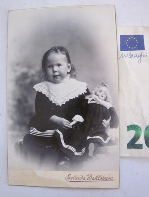 VANHA CDV Visiitti Valokuva Lapsi Tyttö Nukke 1900-l