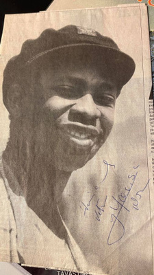 Youssou N'Dour nimikirjoitus lehtikuvassa