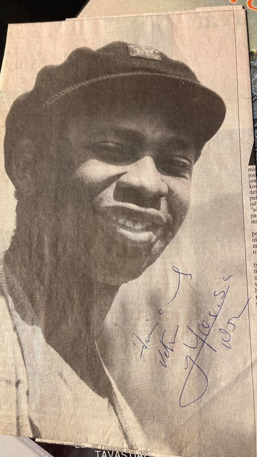 Youssou N'Dour nimikirjoitus lehtikuvassa