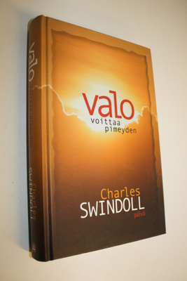 Charles R. Swindoll : Valo voittaa pimeyden : ristin murh...