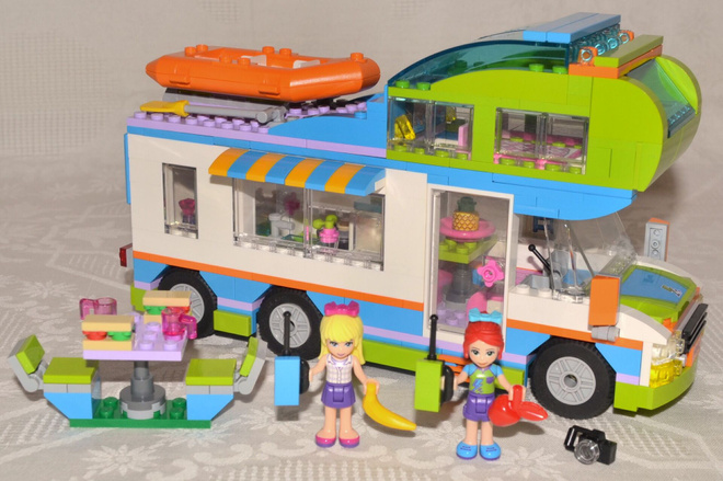 LEGO Friends - Stephanien ja Mian matkailuauto -