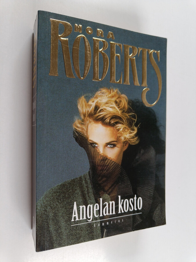 Nora Roberts : Angelan kosto (signeerattu, tekijän omiste)