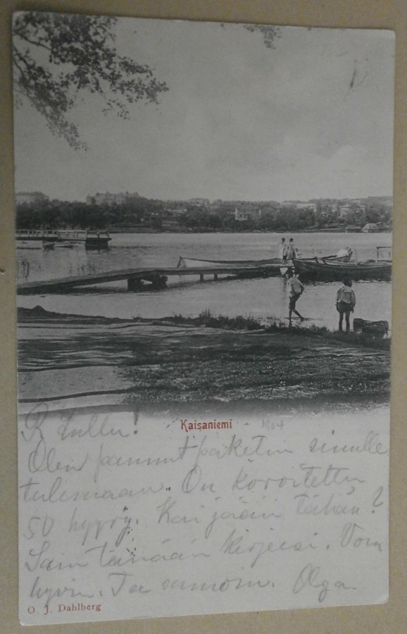 Helsinki, Kaisaniemi, lapset leikkimässä rannalla, p. 1905