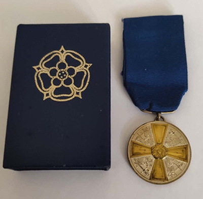 Suomen valkoisen ruusun I luokan mitali kultaristein
