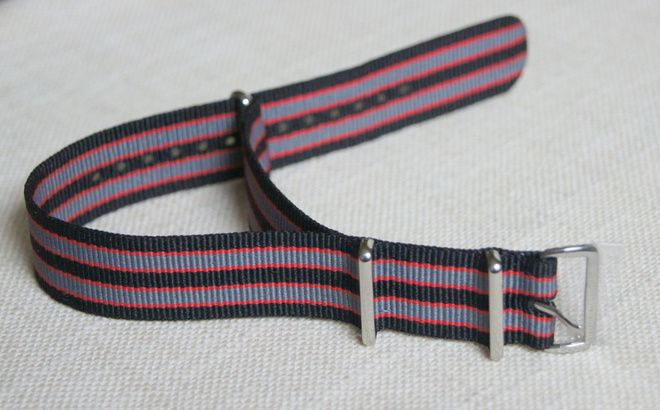 NATO -  22mm " Bond " tyylinen musta/harmaa/punainen ranneke