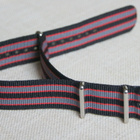 NATO -  22mm " Bond " tyylinen musta/harmaa/punainen ranneke - pikkukuva 1