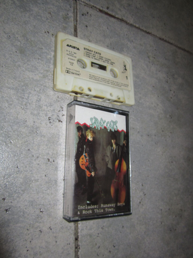 STRAY CATS - SUOMI PAINOS C-KASETTI ARISTA