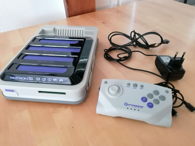 Retron 5 -pelikonsoli