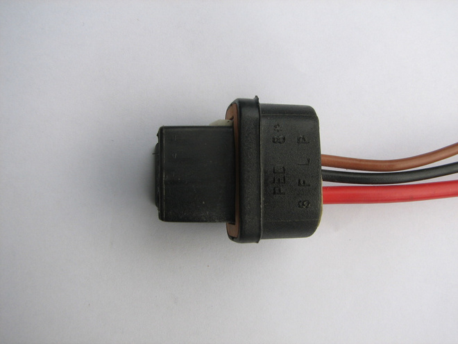 Liitinpistoke Delco CS laturiin