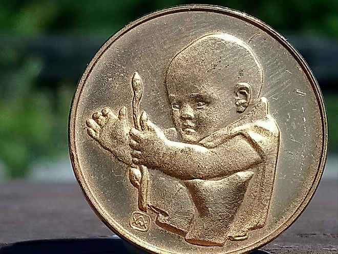 Sodanaikainen kullanvärinen keräys-/talkoomerkki vuodelta 19