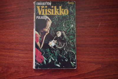 Enid Blyton: Viisikko pulassa (1974)