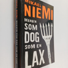 Mikael Niemi : Mannen som dog som en lax - pikkukuva 1