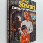 Mary Stewart : Yhdeksät vaunut portilla : jännitysromaani - pikkukuva 1