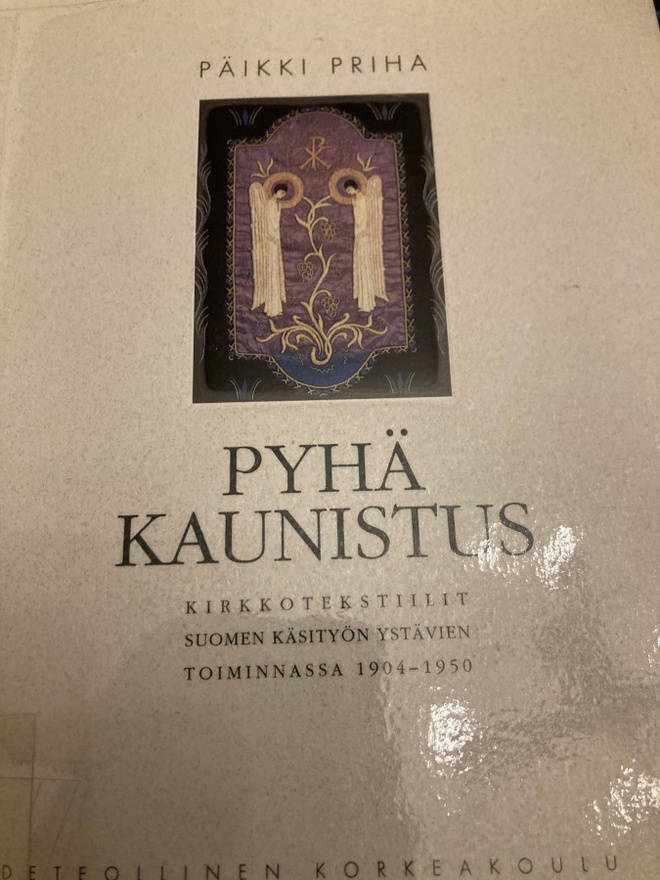 PÄIKKI PRIHA: PYHÄ KAUNISTUS kirkkotekstiilit