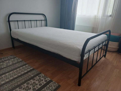 Musta metallirunkoinen sänky ja joustinpatja 120cm leveät