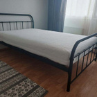 Musta metallirunkoinen sänky ja joustinpatja 120cm leveät - pikkukuva 1
