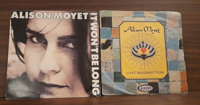 ALISON MOYET Love resurrection ja It won't be long singlet