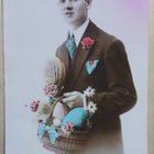Nuori herrahenkilö tuo Pääsiäismunia ja kukkia p. 1920-l. - pikkukuva 1