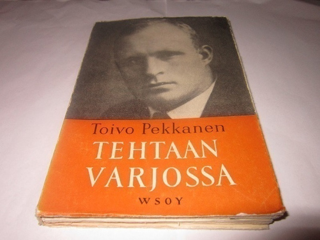Toivo  Pekkanen    TEHTAAN VARJOSSA