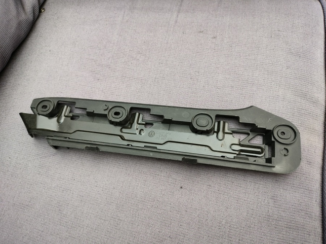 VW Touran 1T0807935 puskurin kannatin