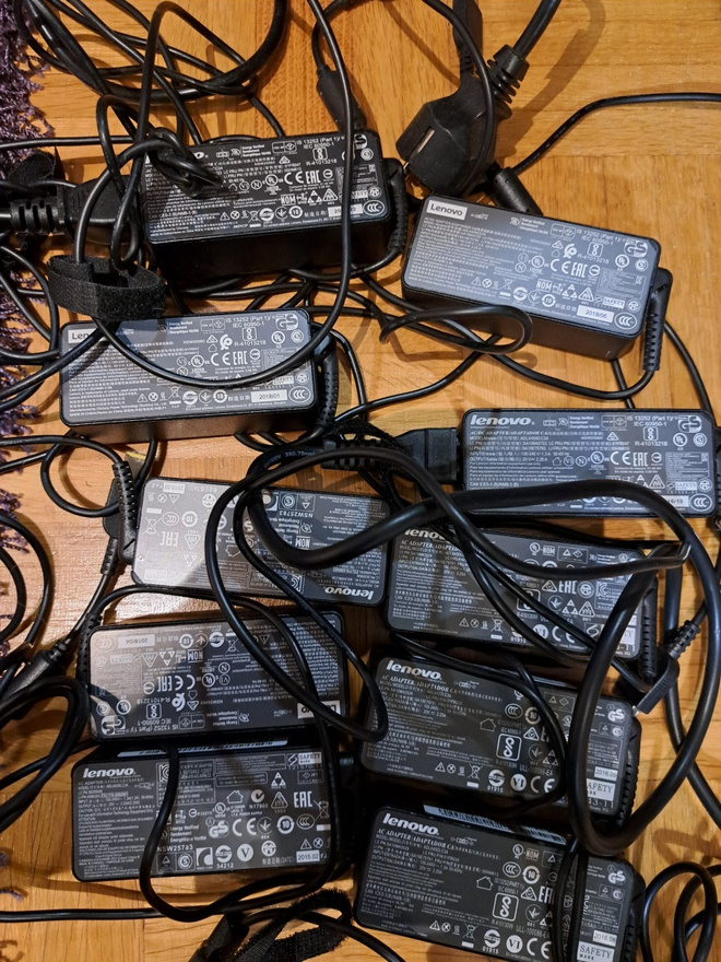 10 kpl Lenovo 45W  virtalähteitä , slim tip