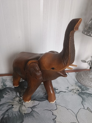 Tummanharmaa norsu figuuri