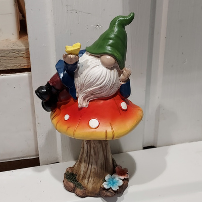 TONTTU KÄRPÄSSIENEN PÄÄLLÄ