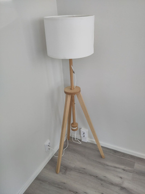 IKEA-lattiavalaisin