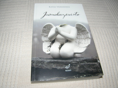 Katja Väänänen Jumalanpuisto -nid
