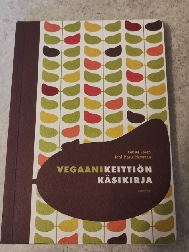 Vegaanikeittiön käsikirja Celine Steen & Joni Marie Newman