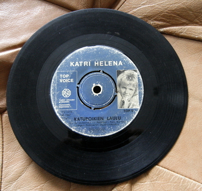 Katri Helena – Katupoikien Laulu/Kuljen Mä Vain