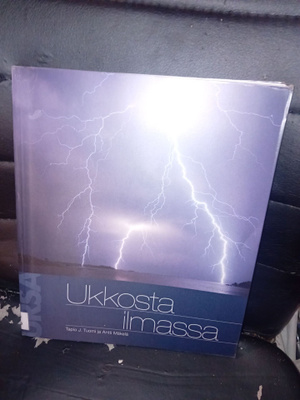 Tuomi - Mäkelä : Ukkosta ilmassa ( SIS POSTIKULU )