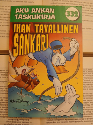 Aku Ankan taskukirja 332: Ihan tavallinen sankari