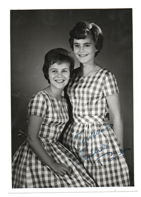 Valokuva Tuula & Paula Aito nimikirjoitus. Saatu 22.4.1964