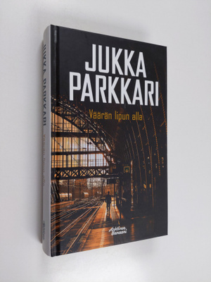 Jukka Parkkari : Väärän lipun alla : romaani sotilaallise...