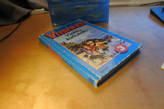 Enid Blyton: Viisikko karkuteillä, sidottu
