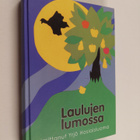 Laulujen lumossa : kirjallisuudentutkijoiden ja kirjailij... - pikkukuva 1