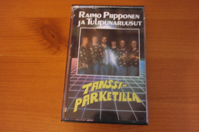 Raimo Piipponen ja Tulipunaruusut:Tanssiparketilla C-kasetti