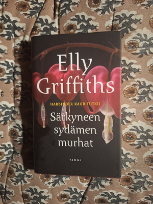 Elly Griffiths : Särkyneen sydämen murhat 1p