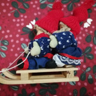 Tonttutyttö ja -poika kelkkailemassa figuuri - pikkukuva 4