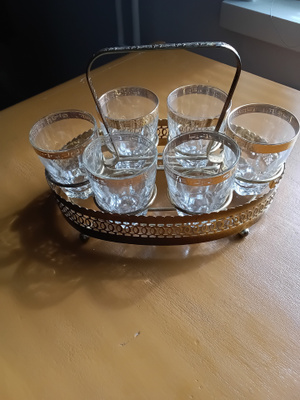 Vintage-tyylinen snapsilasiteline