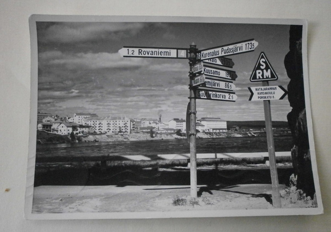 Rovaniemi, tienviitta ja SRM:n opaste, valokuvapk, p. 1961