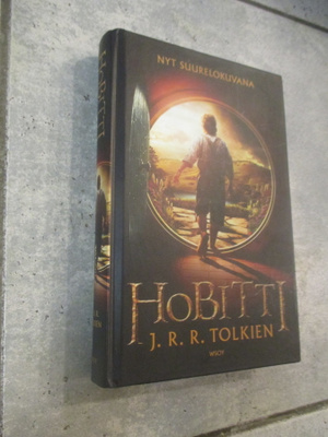 J.R.R. TOLKIEN - hobitti ( kirja )