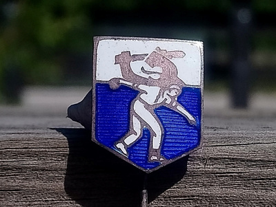 Hopeinen Poliisi merkki. Emalinen. Leimalla 813H. Halkaisija