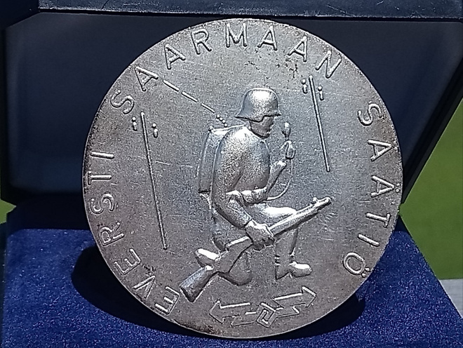 Hopeavärinen, Rasiassa. Numeroitu. Halkaisija - 56 mm.