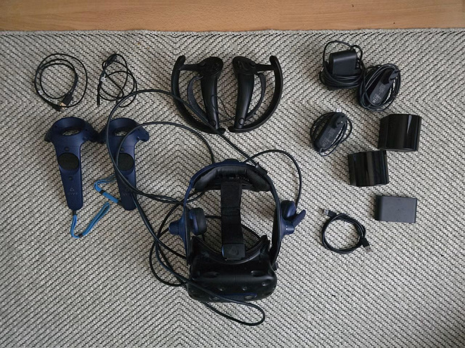 HTC Vive Pro 2 virtuaalilasit ohjaimilla ja tukiasemilla