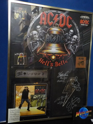 AC/DC TAULU VIIDELLÄ NIMMARILLA
