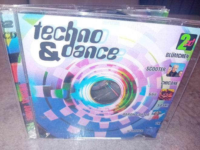 2CD TECHNO  & DANCE  ( SIS POSTIKULU )