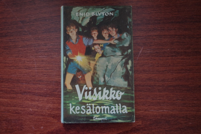 Enid Blyton: Viisikko kesälomalla (1968)
