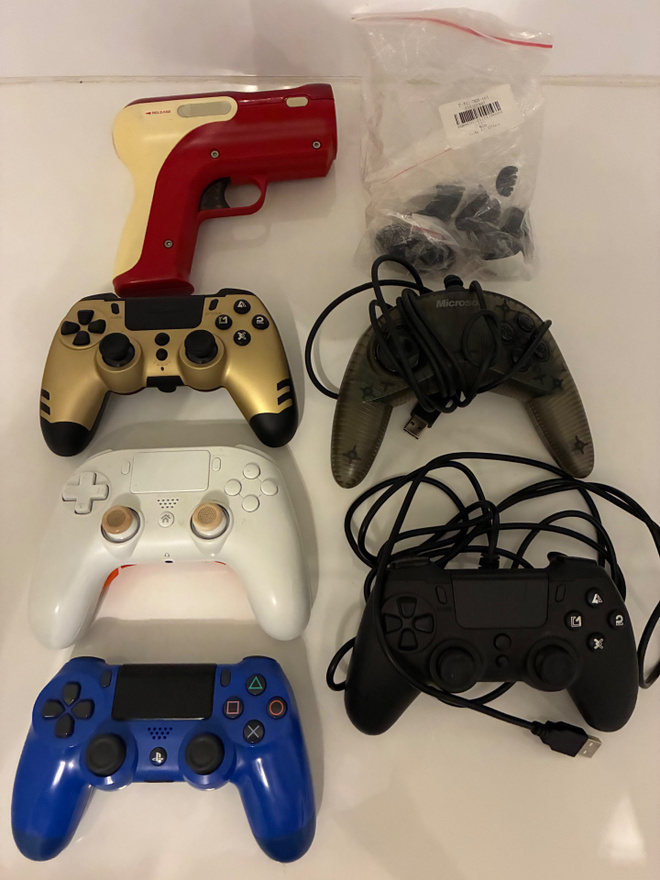 Playstation ohjaimia ?